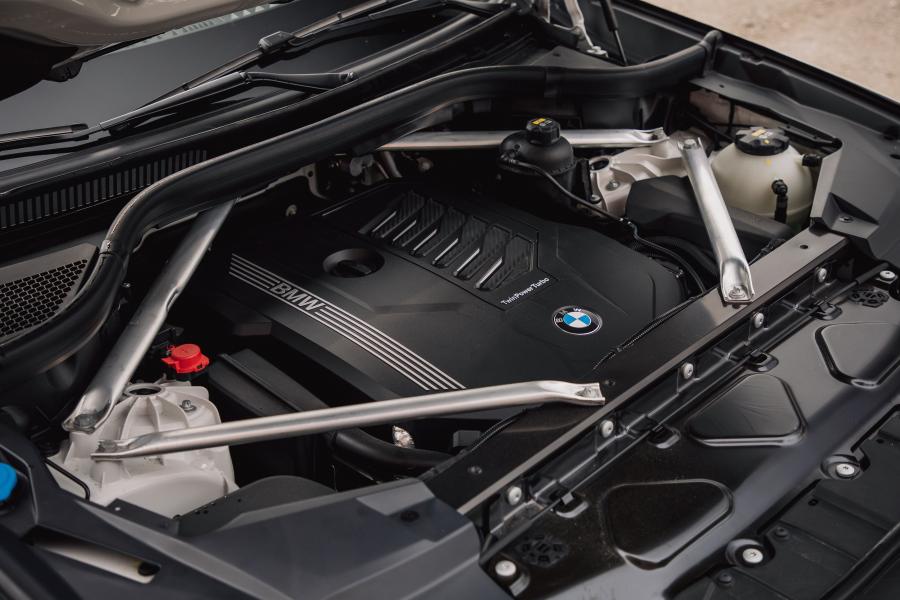 Моторный отсек BMW X6 xDrive40i (G06) 2019 года  (NA) (фото 11 из 33)
